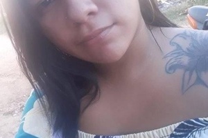 Garota de 18 anos que usava celular na tomada morre exceto tombamento de raio