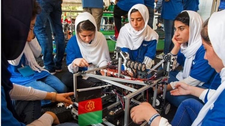 Em 2017, as meninas formaram a primeira equipe afegã a entrar no famoso Campeonato Internacional de Robótica - Getty Images - Getty Images
