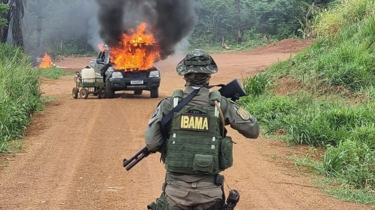 Agente observa caminhonete em chamas durante operação contra o garimpo na Terra Indígena Yanomami, em 2021 - Ibama - Ibama