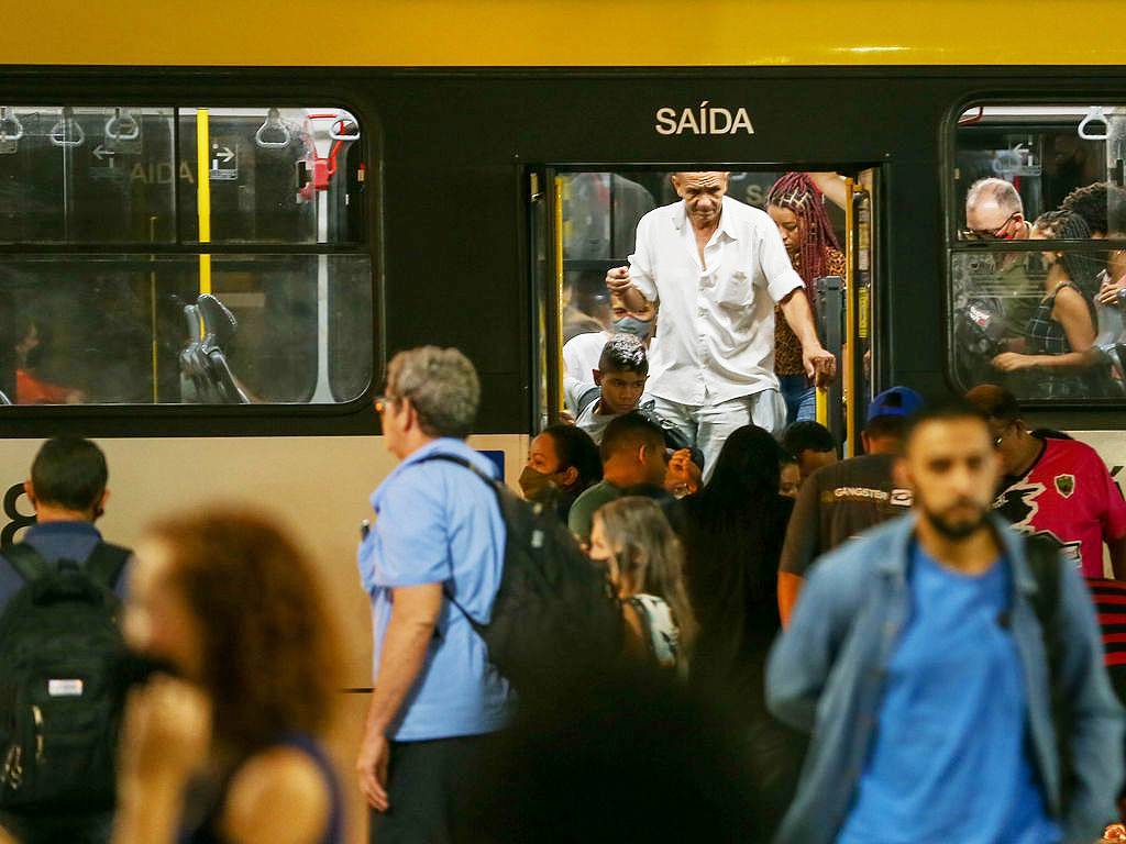 Greve de motoristas afeta 6.500 ônibus de 713 linhas exceto São Paulo