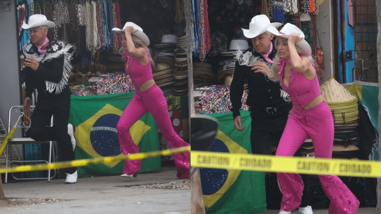 Bandeira do Brasil apareceu em fotos do set do filme 'Barbie' - Reprodução/Twitter - Reprodução/Twitter