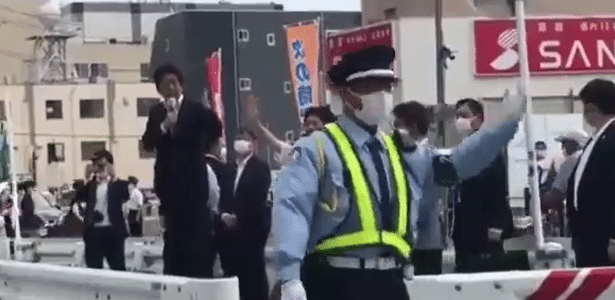 Vídeo mostra que Shinzo Abe apresentado atingido pelas costas; veja