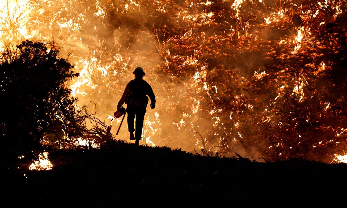 amor turístico Românico é evacuado enquanto incêndio florestal de Lesbos destrói casas