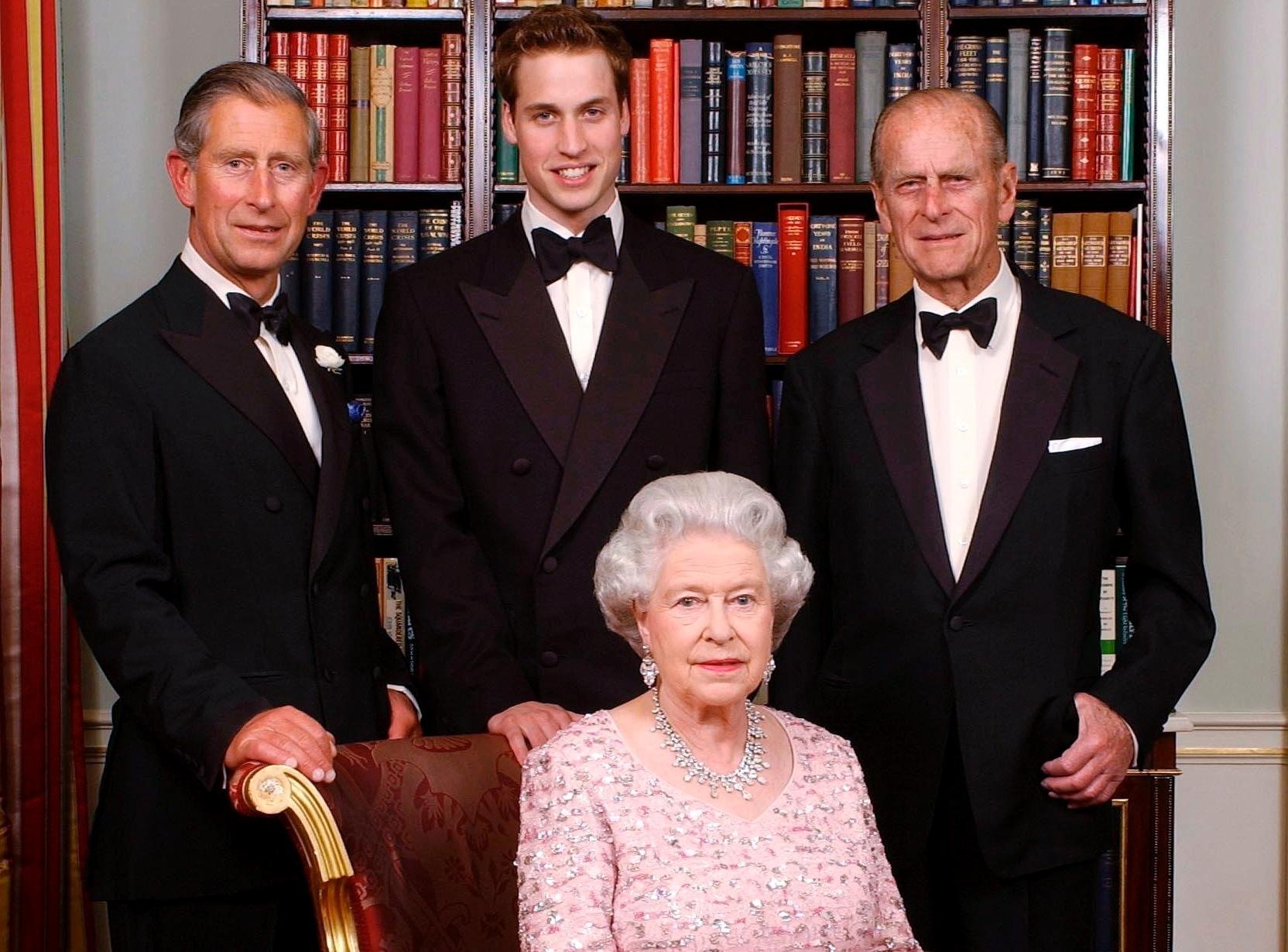 Rainha Elizabeth 2ª o marido, príncipe Phillip, com o filho Charles e o neto William - Getty Images