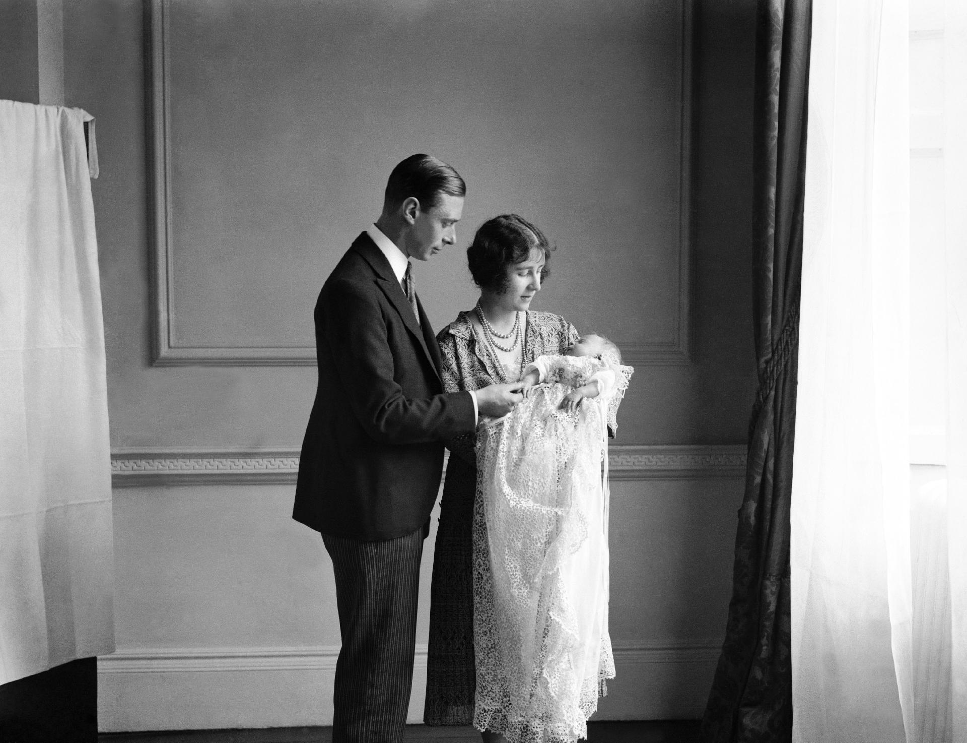 Rainha Elizabeth 2ª no colo de seus pais em imagem de 1926 - PA Images via Getty Images