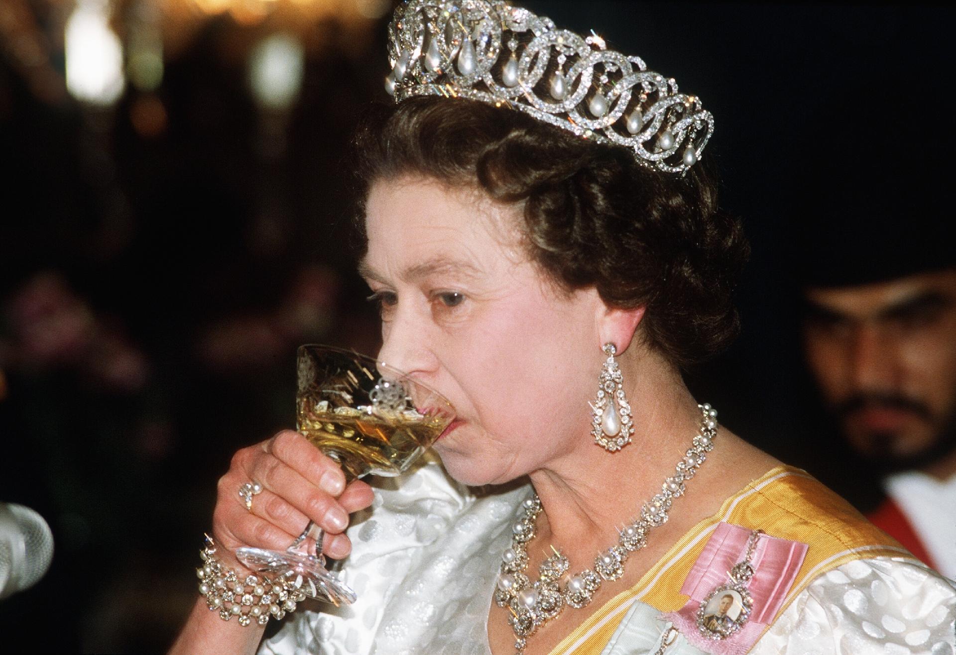 Rainha Elizabeth 2ª brinda em um banquete no Nepal em 1969 - Getty Images