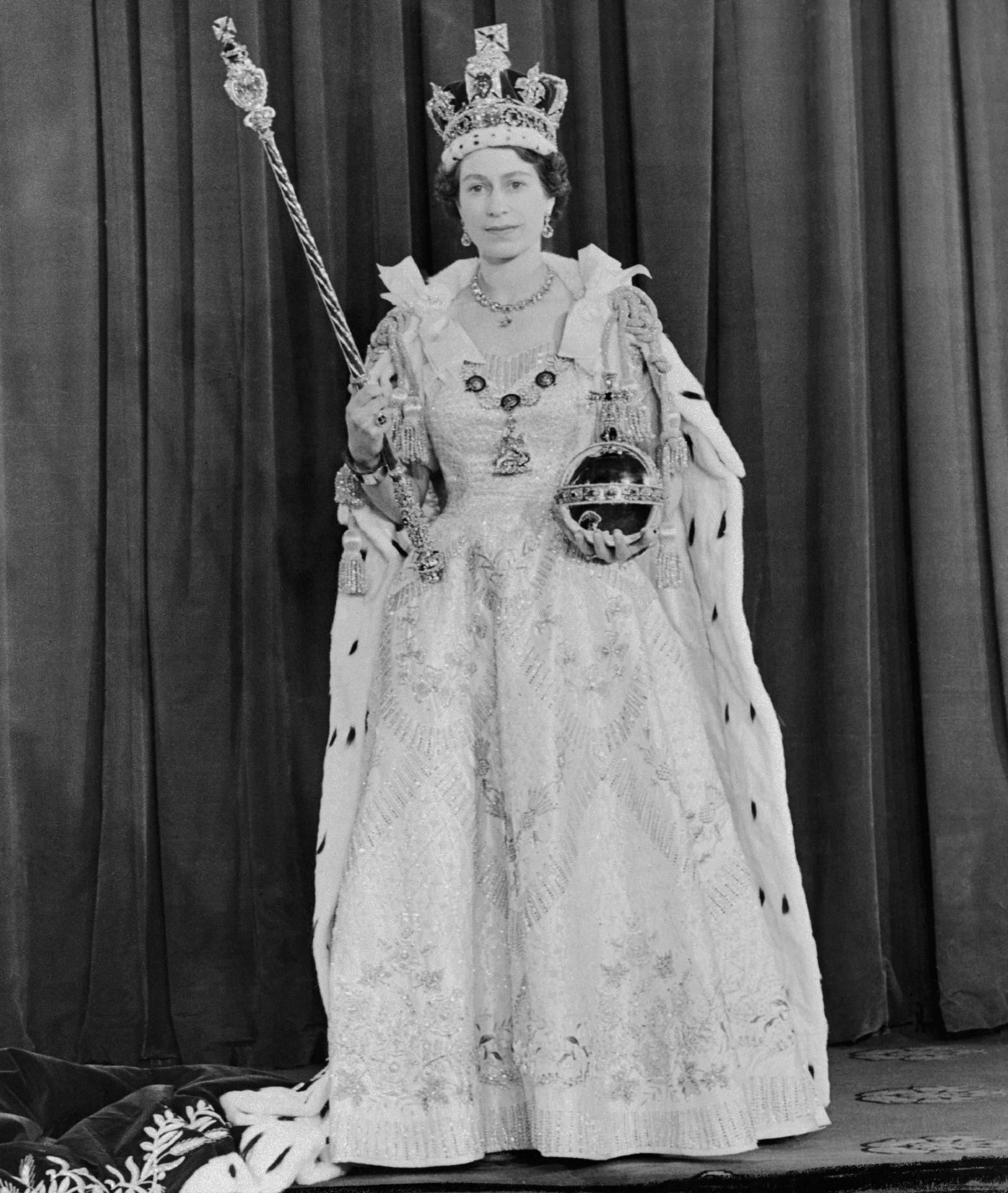 Rainha Elizabeth 2ª após sua coroação em 2 de junho de 1953 - Getty Images