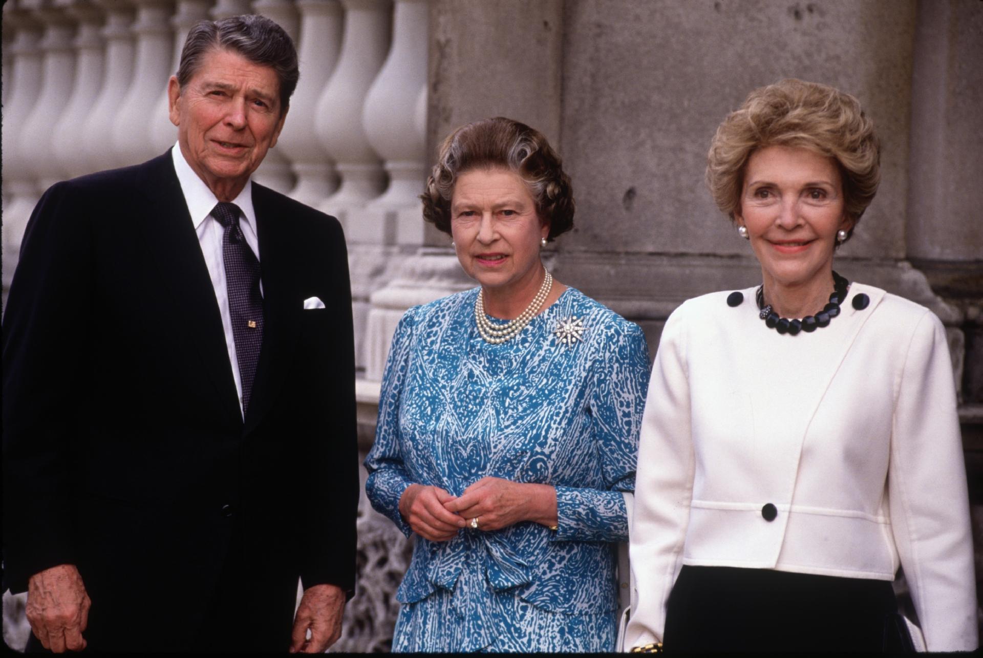 Rainha Elizabeth 2ª com o ex presidente norte americano Ronald Reagan - Getty Images
