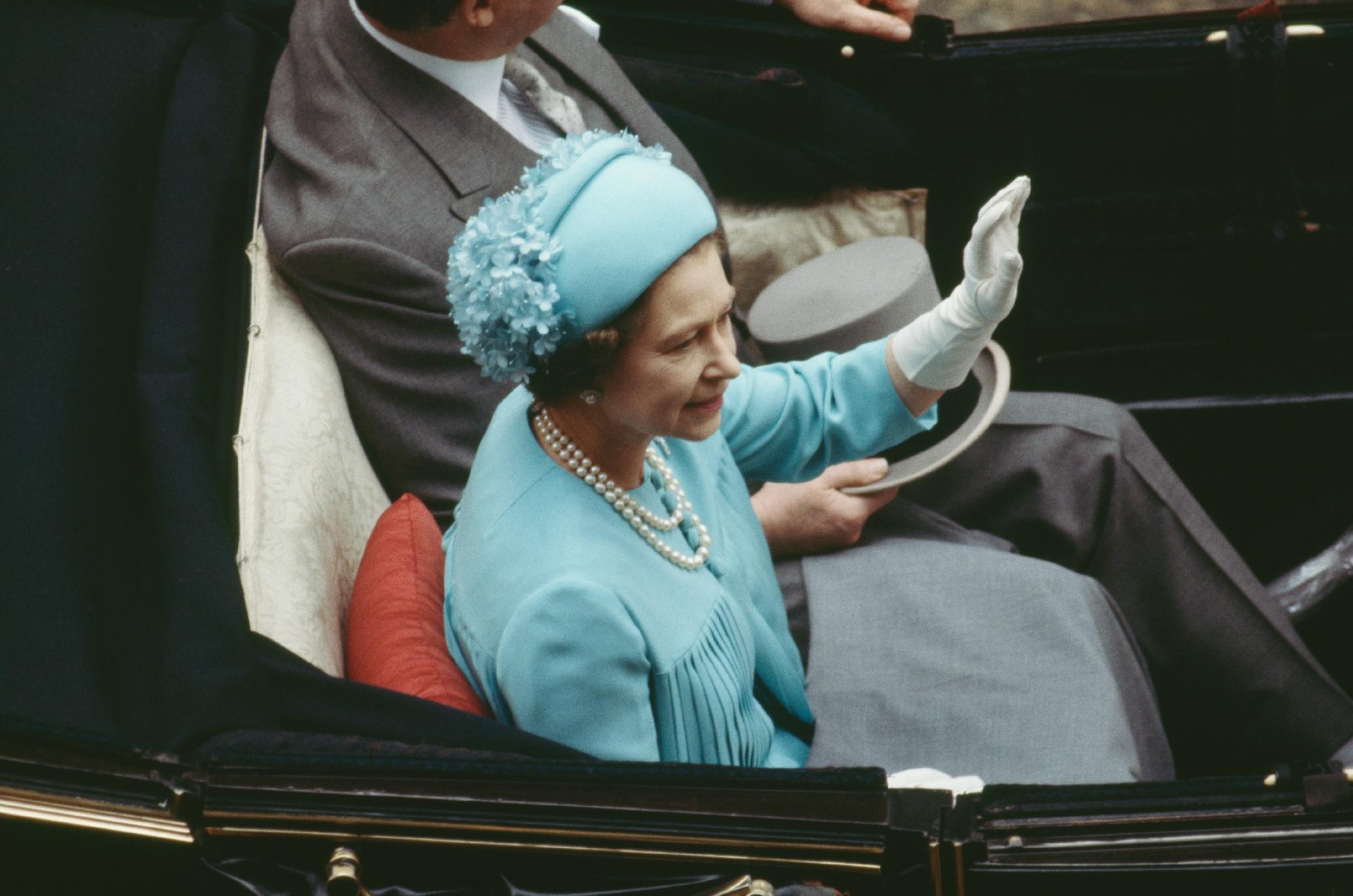 Rainha Elizabeth 2ª chega para cerimônia da casamento de Charles e Diana em julho de 1981 - Getty Images