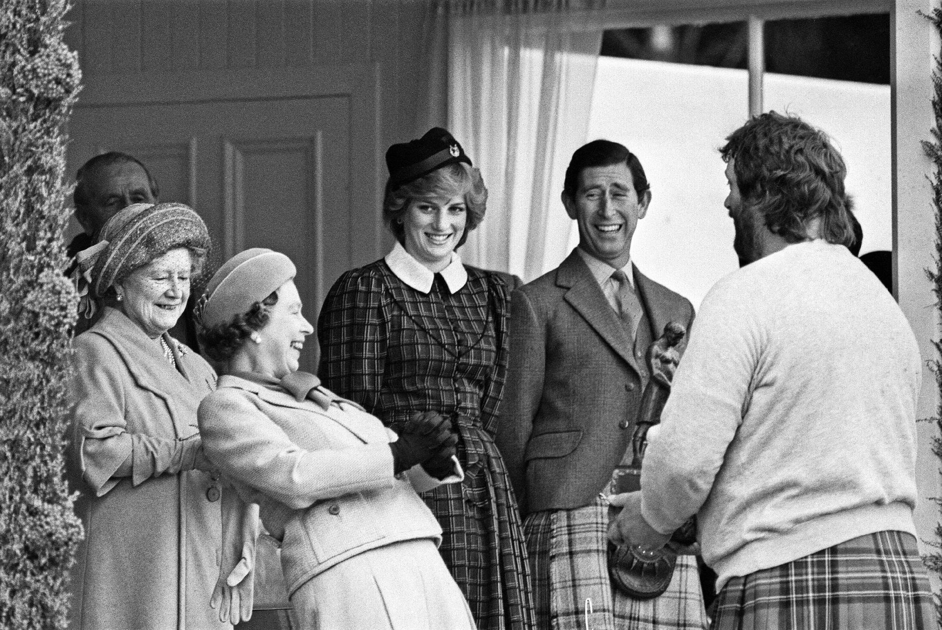 Rainha Elizabeth 2ª ri com família em evento na Escócia em 1982. - Getty Images