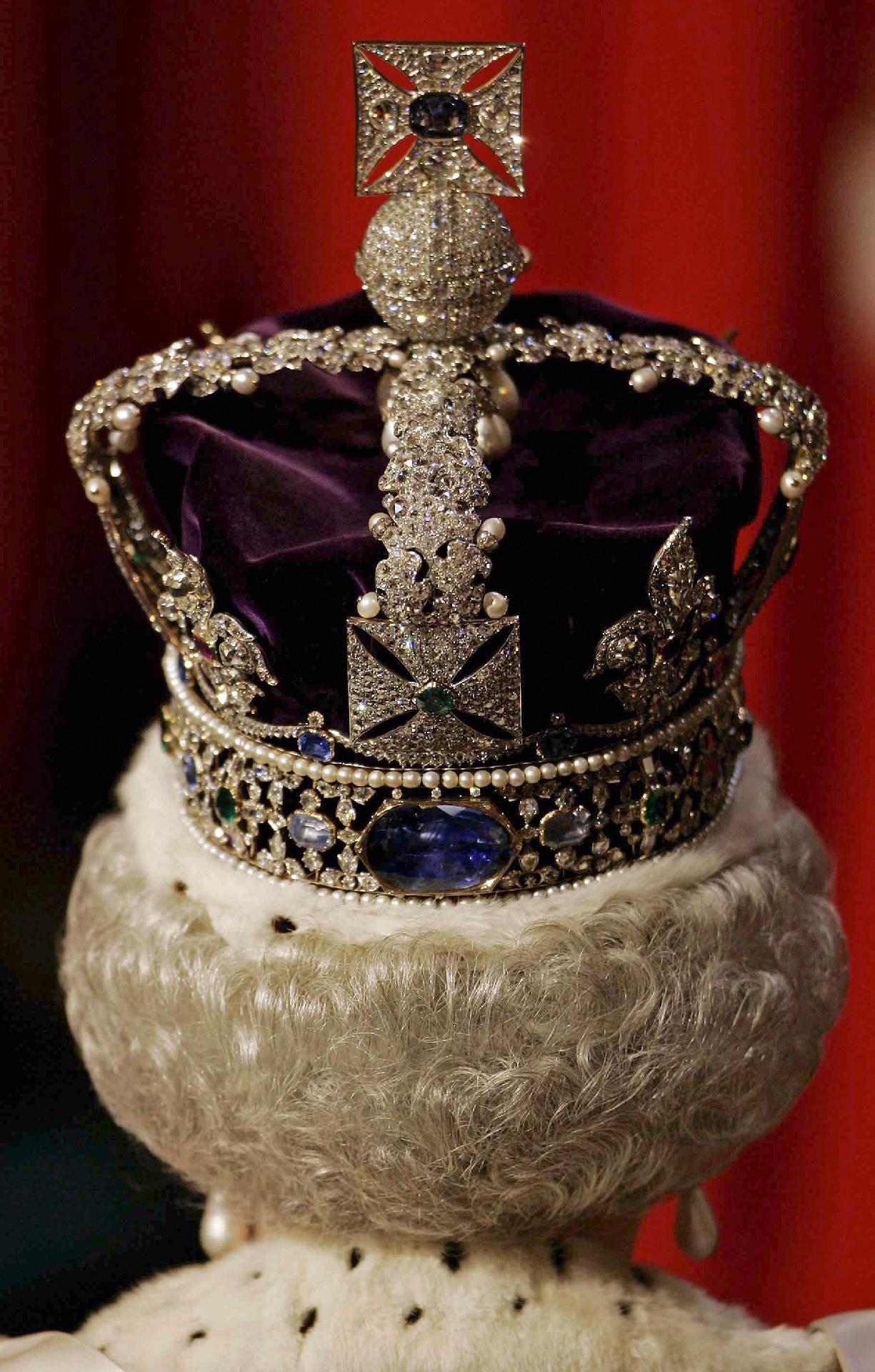 Detalhe da coroa da Rainha Elizabeth 2ª em evento em 2004 - Getty Images