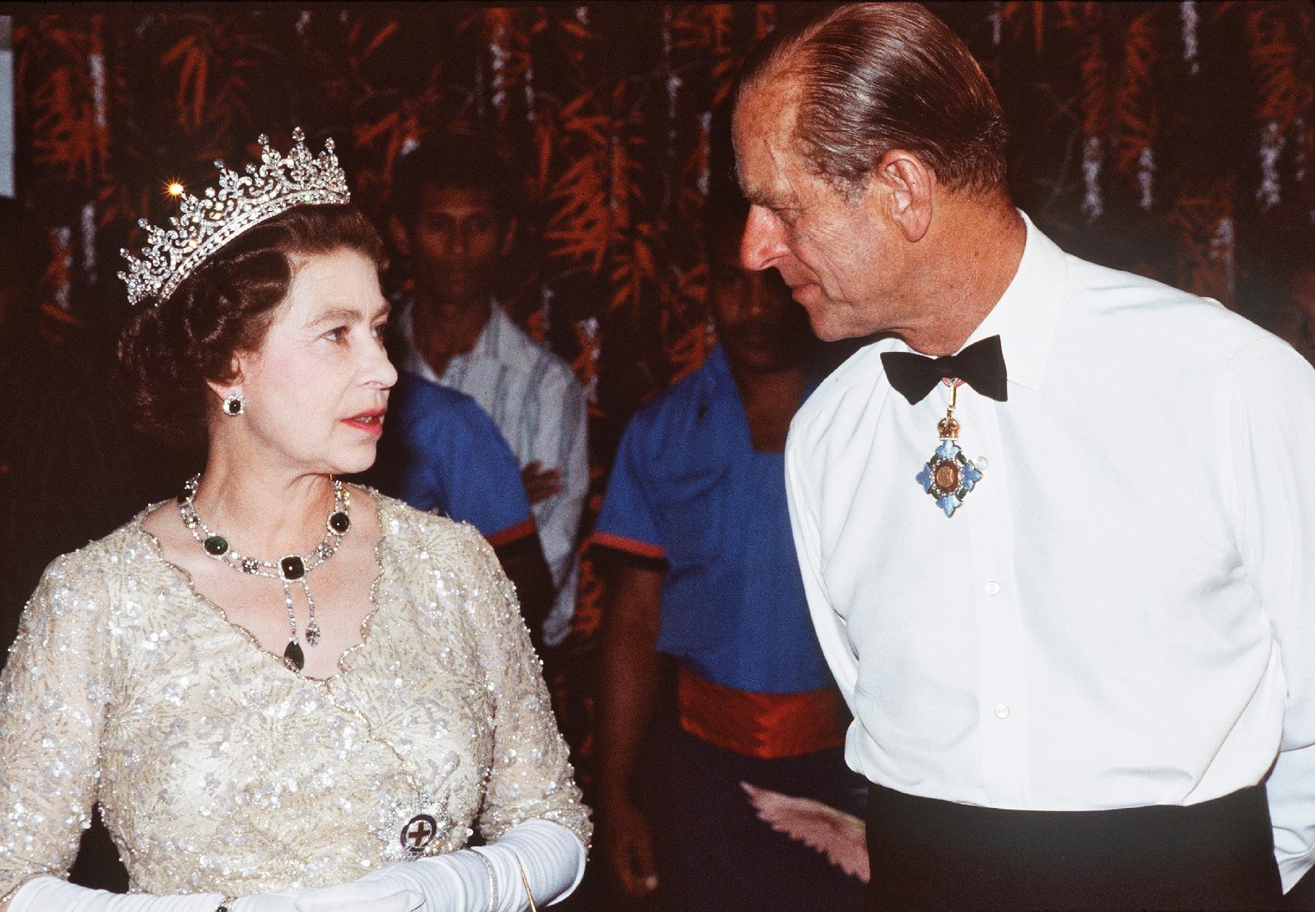 Rainha Elizabeth 2ª e príncipe Phillip em evento de gala em Papua Nova Guiné em outubro de 1982 - Getty Images