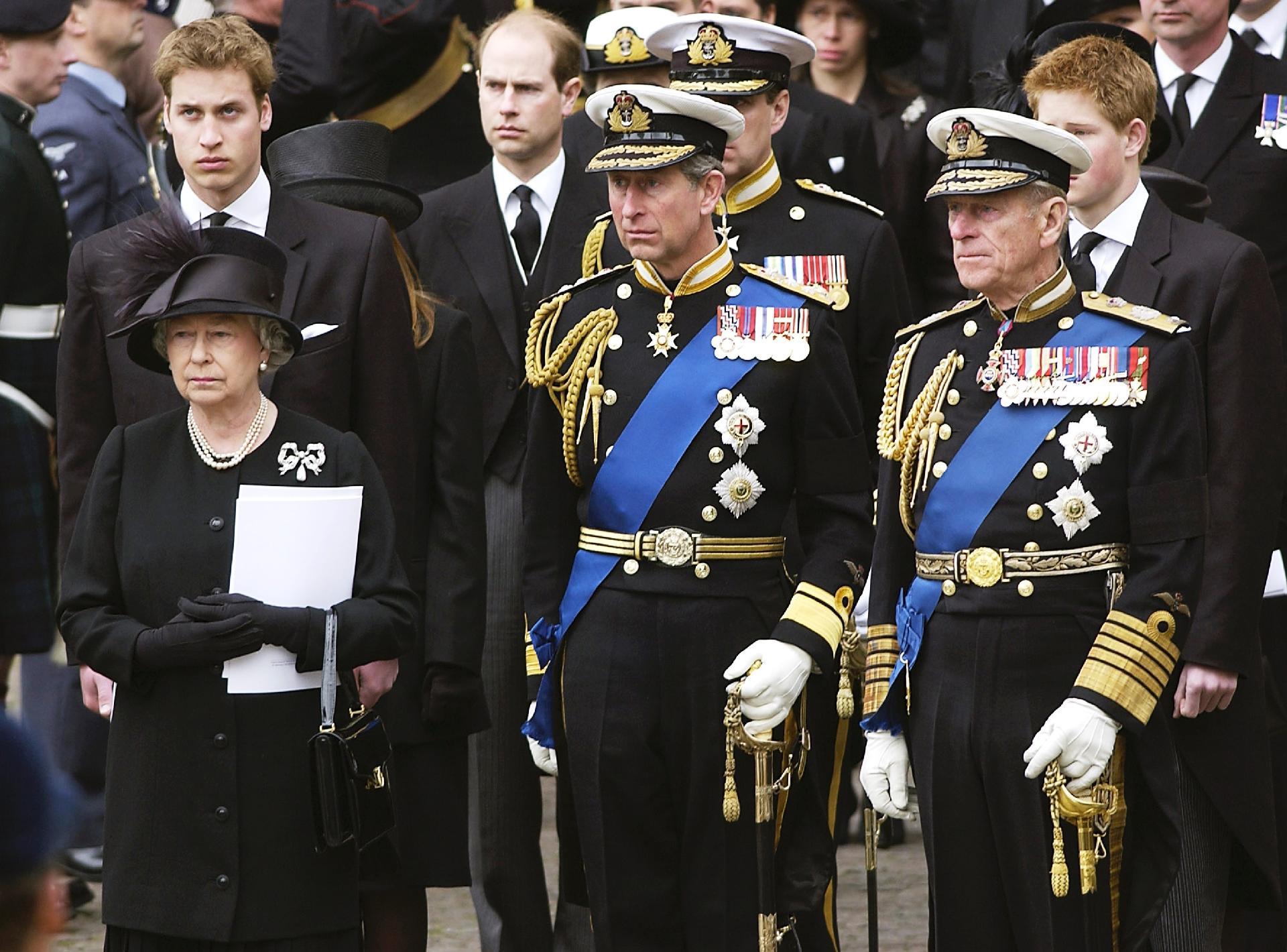 Rainha Elizabeth 2ª no funeral de sua mãe em abril de 2002 - Getty Images