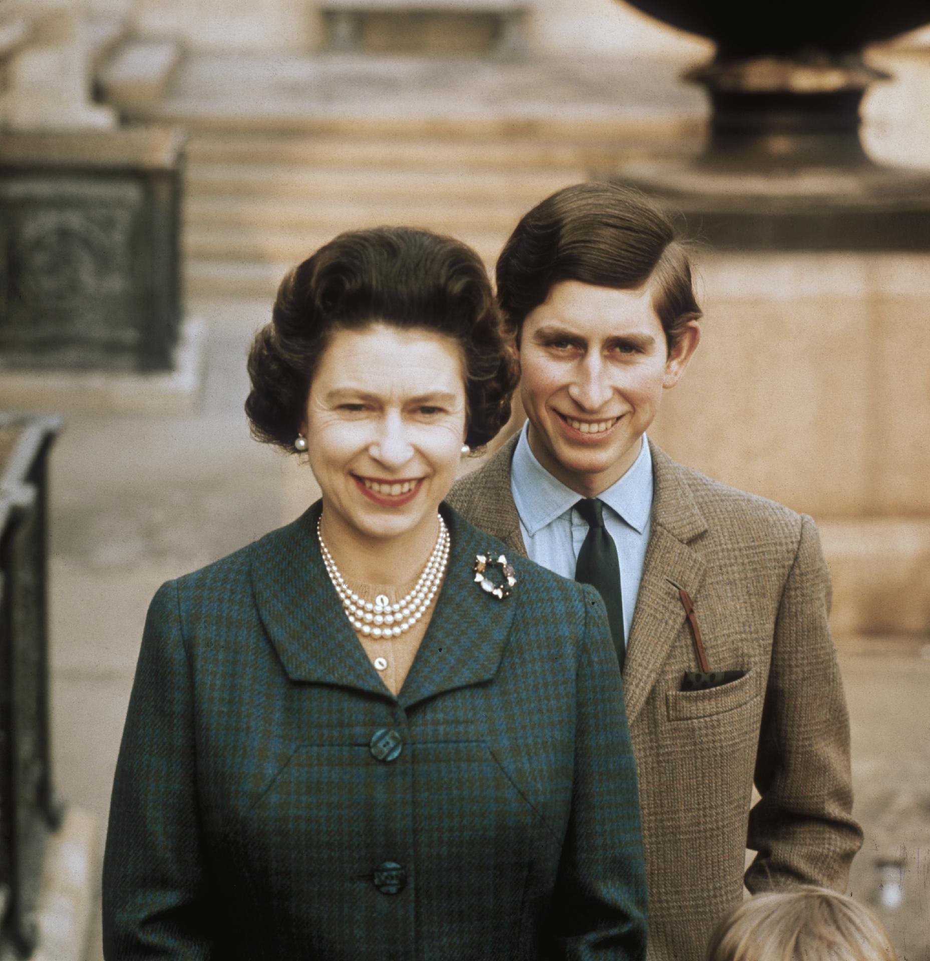 Rainha Elizabeth 2ª com príncipe Chares no castelo de Windsor em abril de 1969 - Getty Images