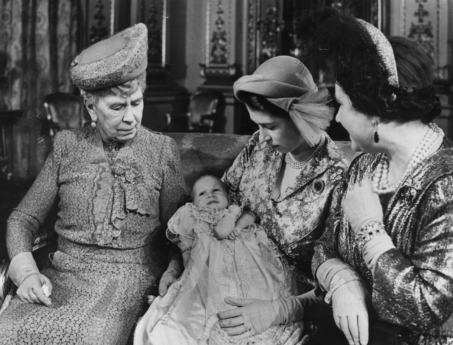 Quatro gerações da família real britânica: a rainha Elizabeth 2ª com sua filha Anne nos braços, acompanhada de sua mãe e sua avó. - Keystone/Getty Images