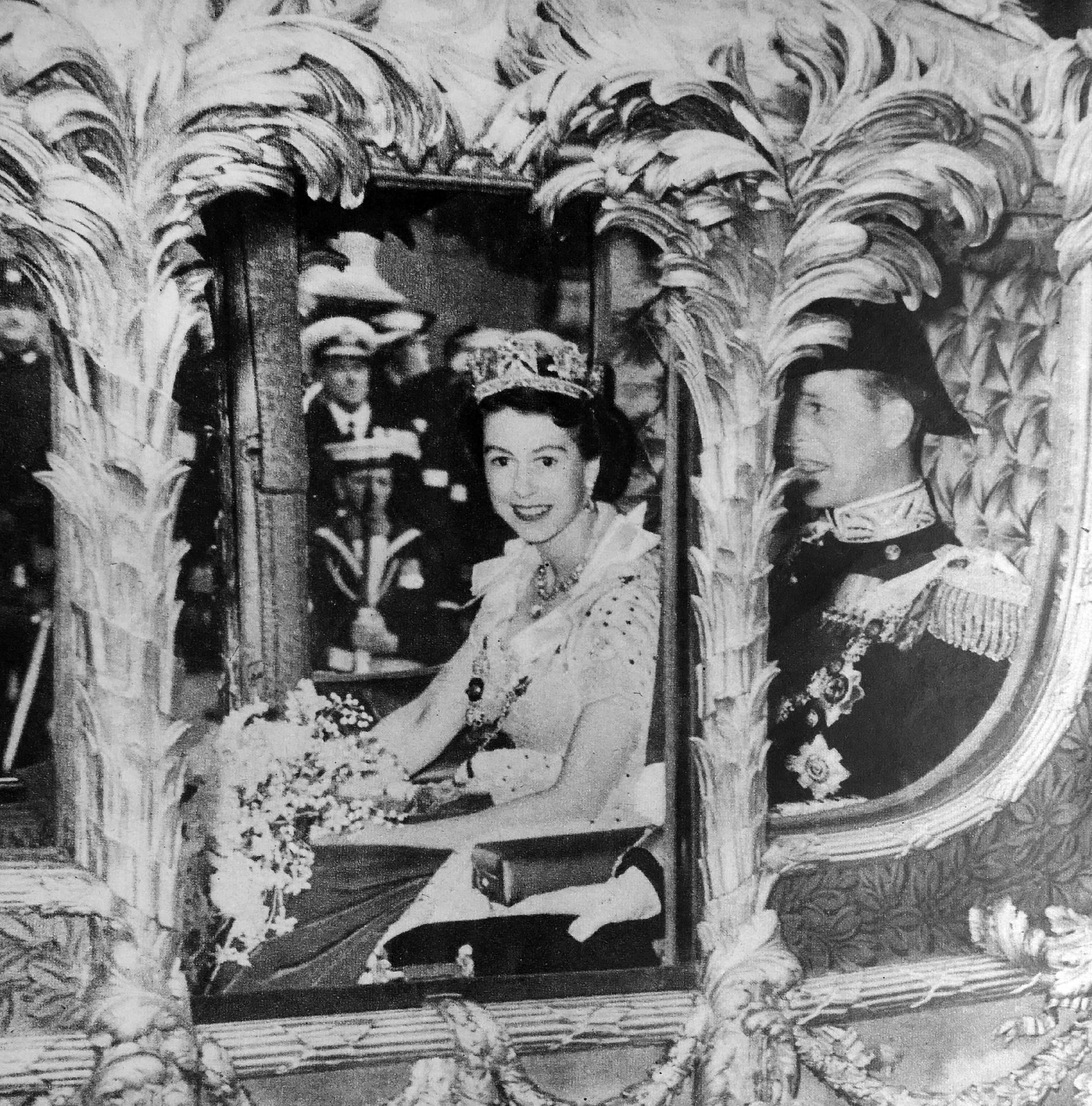 Rainha Elizabeth 2ª em sua coroação em 2 de junho de 1953 - Getty Images