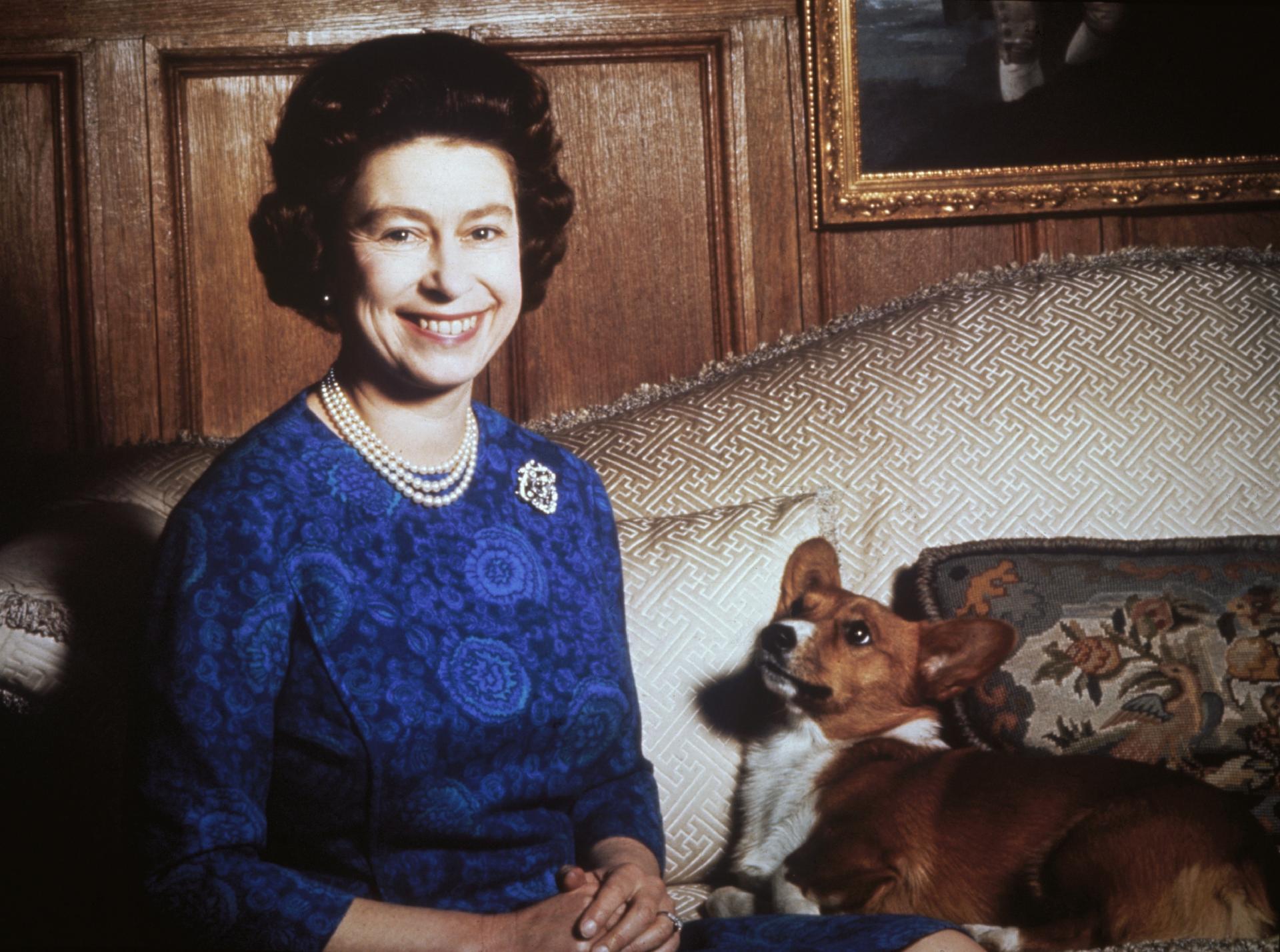 Rainha Elizabeth 2ª com um cão da raça corgi em 1970 - Getty Images