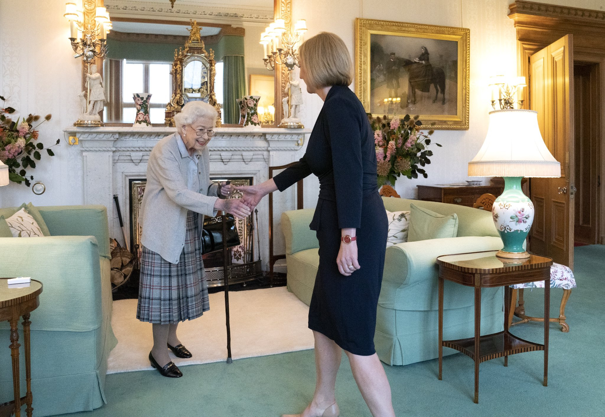 Liz Truss toma posse idêntico atitude-ministra nomeada pela rainha