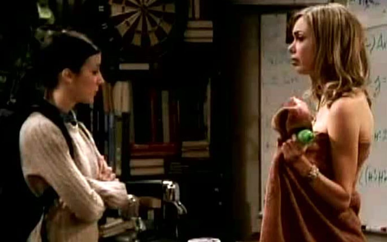 Iris Bahr e Amanda Walsh no episódio perdido de Big Bang Theory