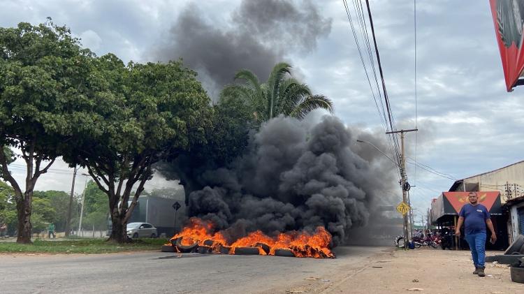 Pneus queimados em Goiânia, em protesto pela derrota de Jair Bolsonaro - Theo Mariano/UOL - Theo Mariano/UOL