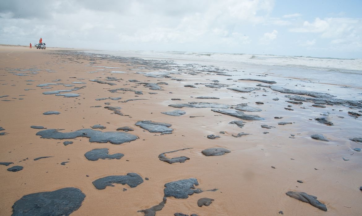 2 toneladas de óleo são retiradas de praias pernambucanas