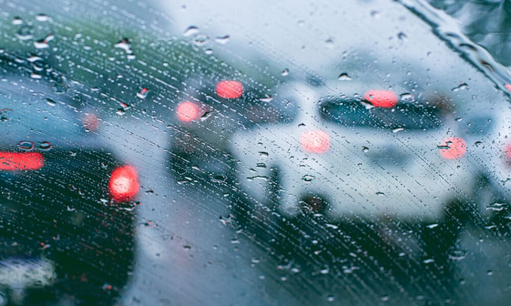 Confira 7 dicas essenciais exceto dirigir na chuva sem cria riscos