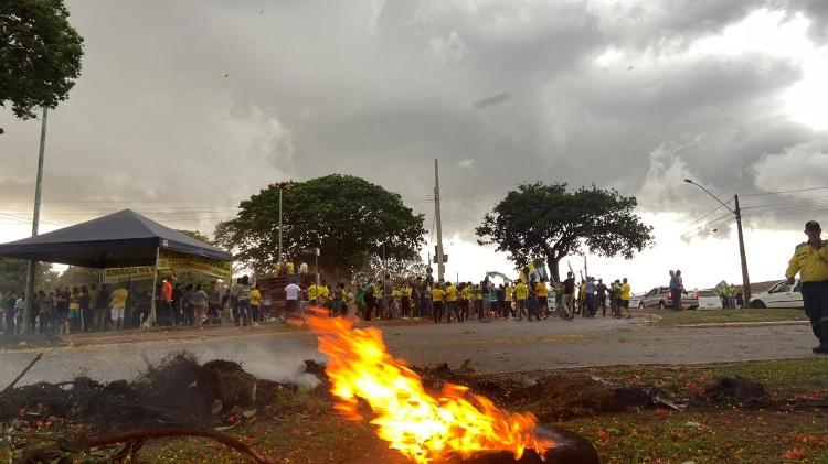 Manifestantes bolsonaristas na Avenida Guatapará, em Goiânia  - Theo Mariano/UOL - Theo Mariano/UOL