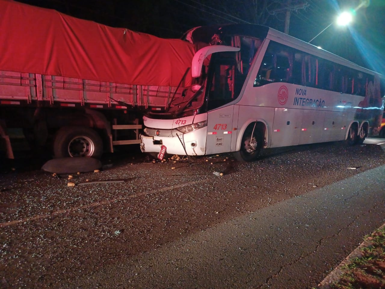 Ônibus colide como traseira de carreta estacionada na Guaicurus e seis ficam feridos