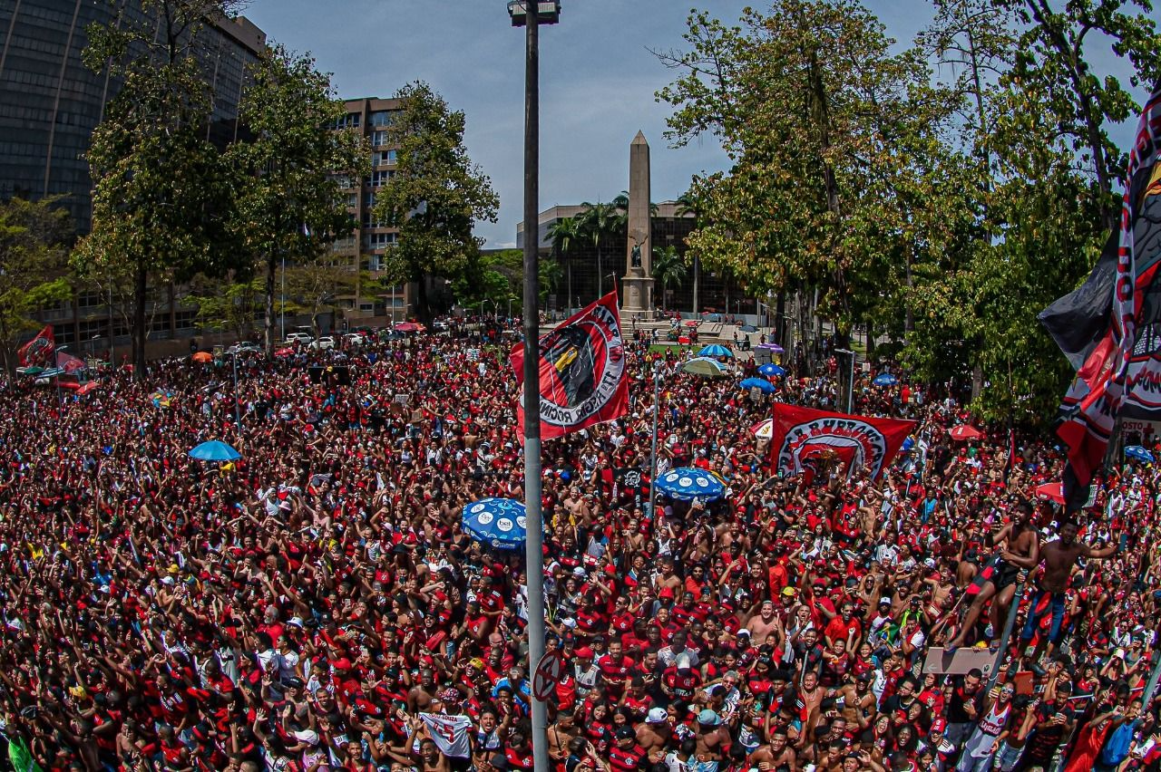 Torcedores do Flamengo lotam ruas do caridade da vila homenagear títulos