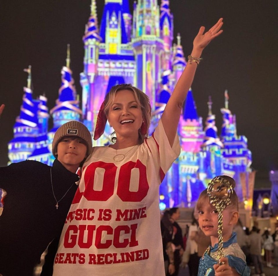Eliana com os filhos em frente a um castelo do parque da Disney