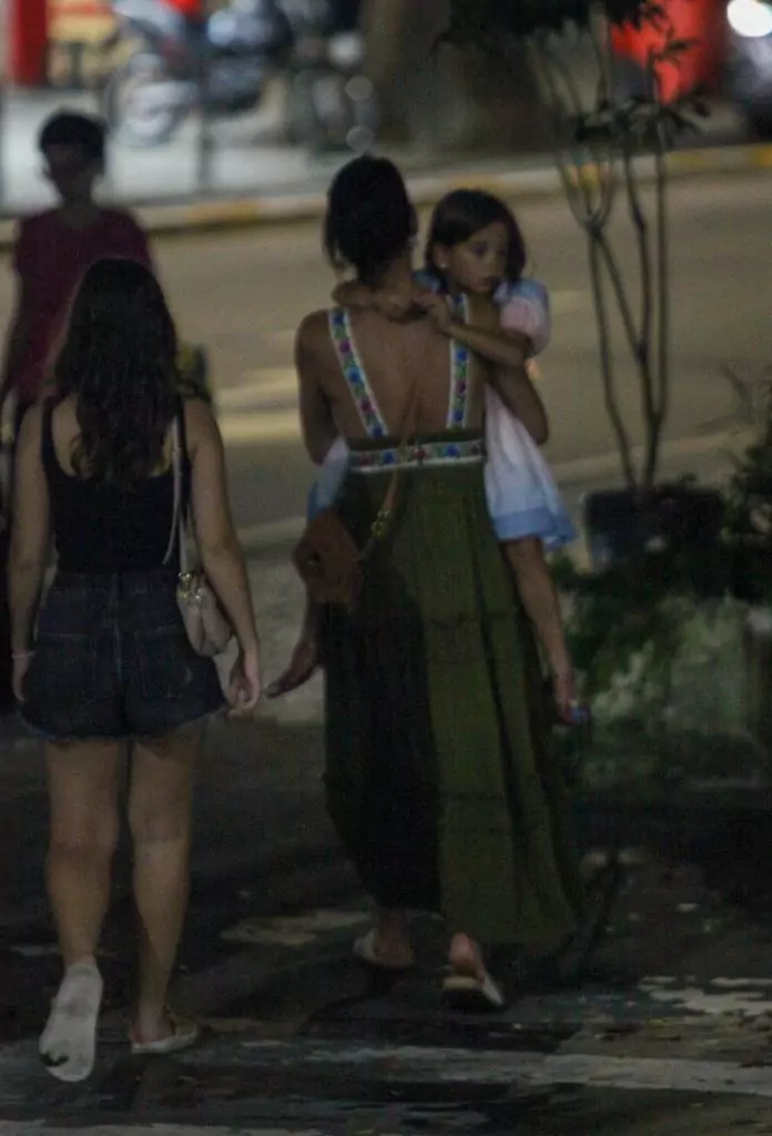 Filha de Rodrigo Santoro surge com a mãe no Rio de Janeiro