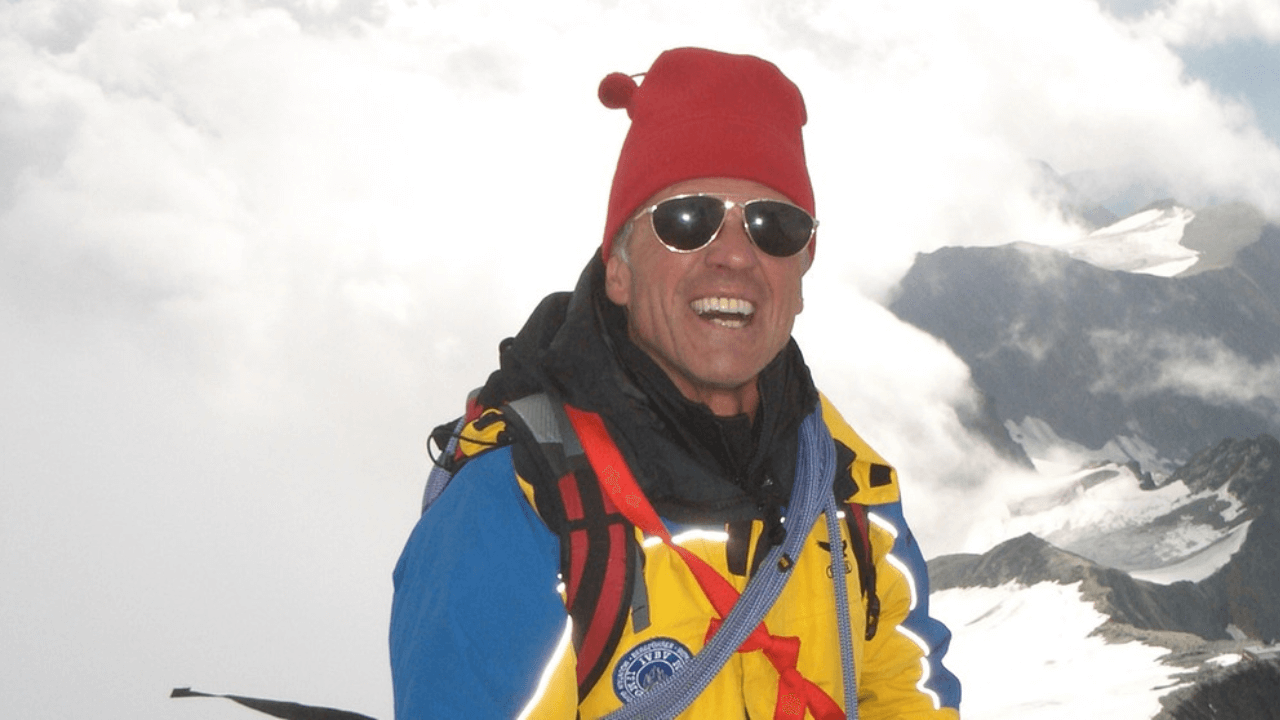 O pireneísta de 80 anos que conquistou o Everest sem oxigênio