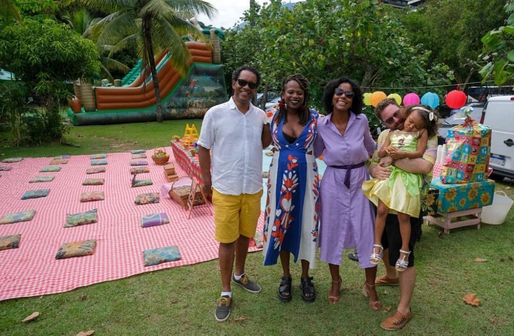 A jornalista Maju Coutinho posou com o marido e a família da ativista Luana Génot