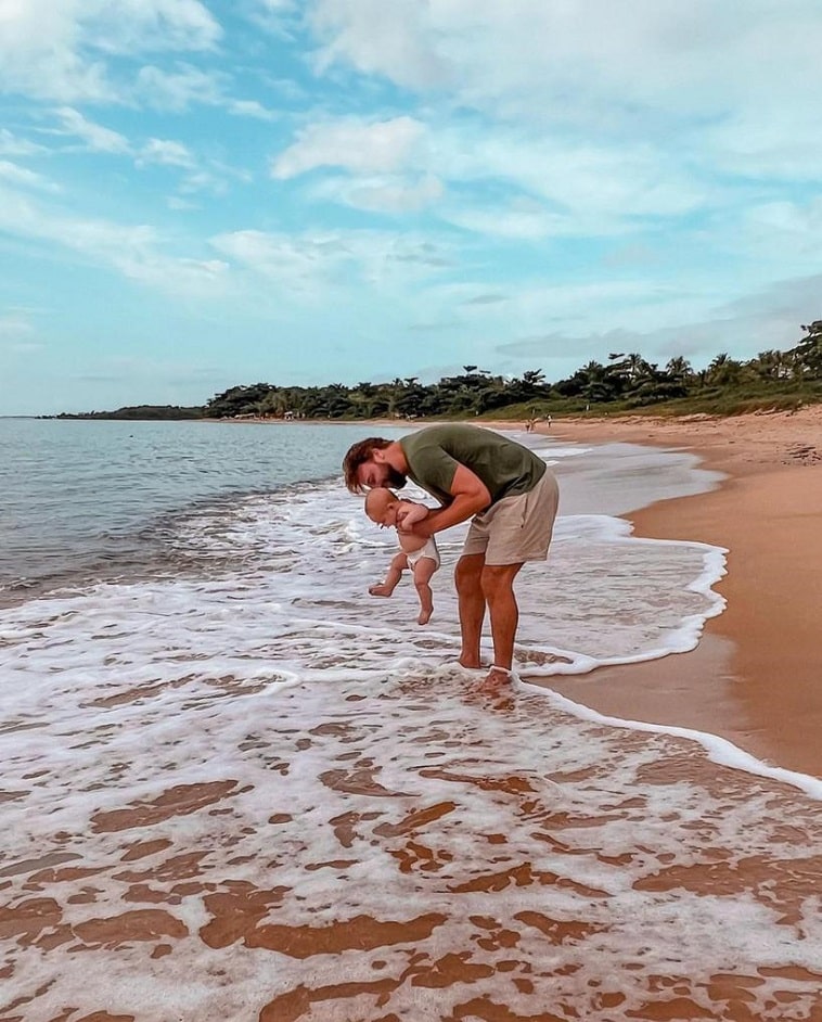 O bebê de Fernanda Vasconcellos e Cássio Reis brincando com o papai no mar