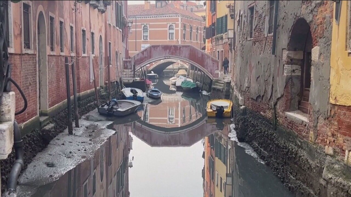 Seca severa na Itália faz subsequentemente que canais de Veneza fiquem inavegáveis; veja VÍDEO e traça falsa de arte DE FOTOS