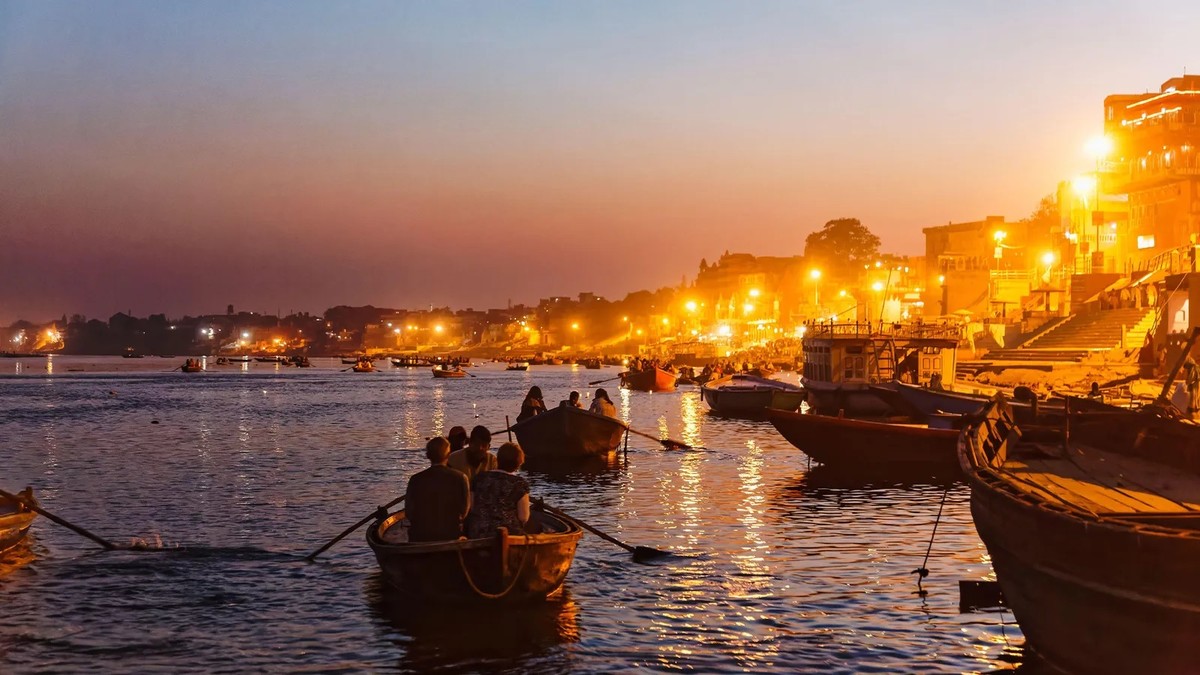 Varanasi: um escovagem na vila sagrada da morte na Índia