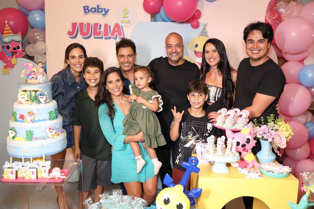 Graciele Lacerda posa com Zezé di Camargo e seus filhos e netos em festa de dois anos da netinha do sertanejo