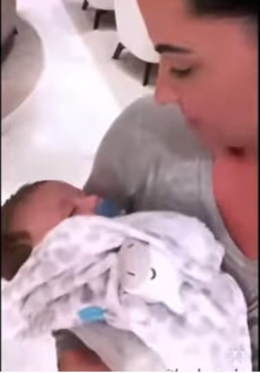 Graciele Lacerda junto com o bebê de um casal de amigos