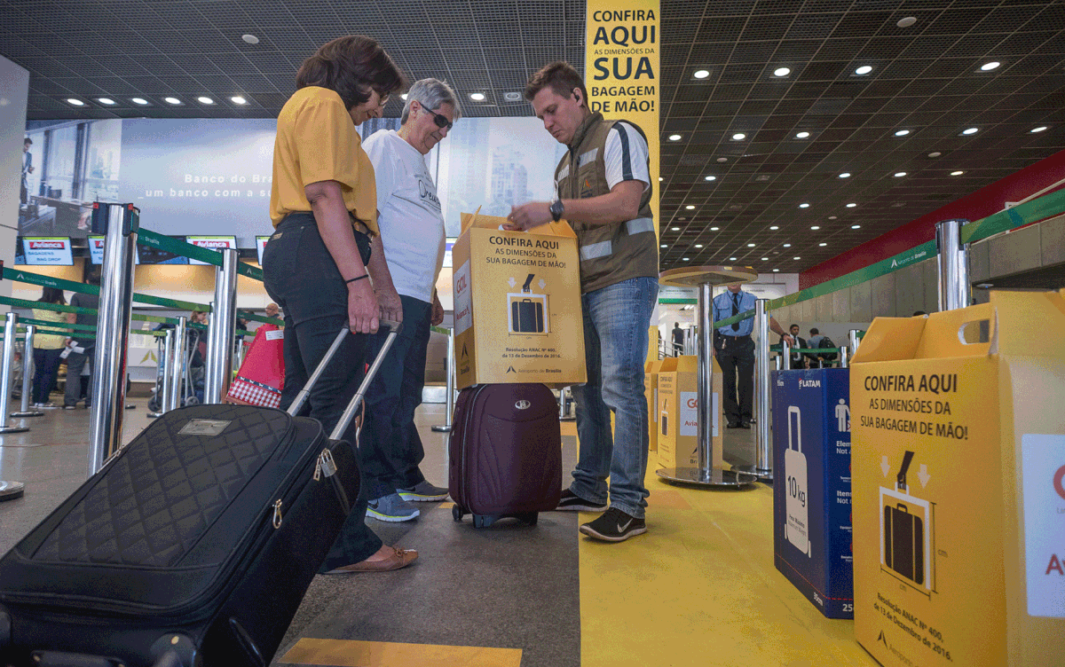 Passageiros podem ser obrigados a despachar bagagem de mão? Entenda as regras dentro dos aviões | Turismo e Viagem