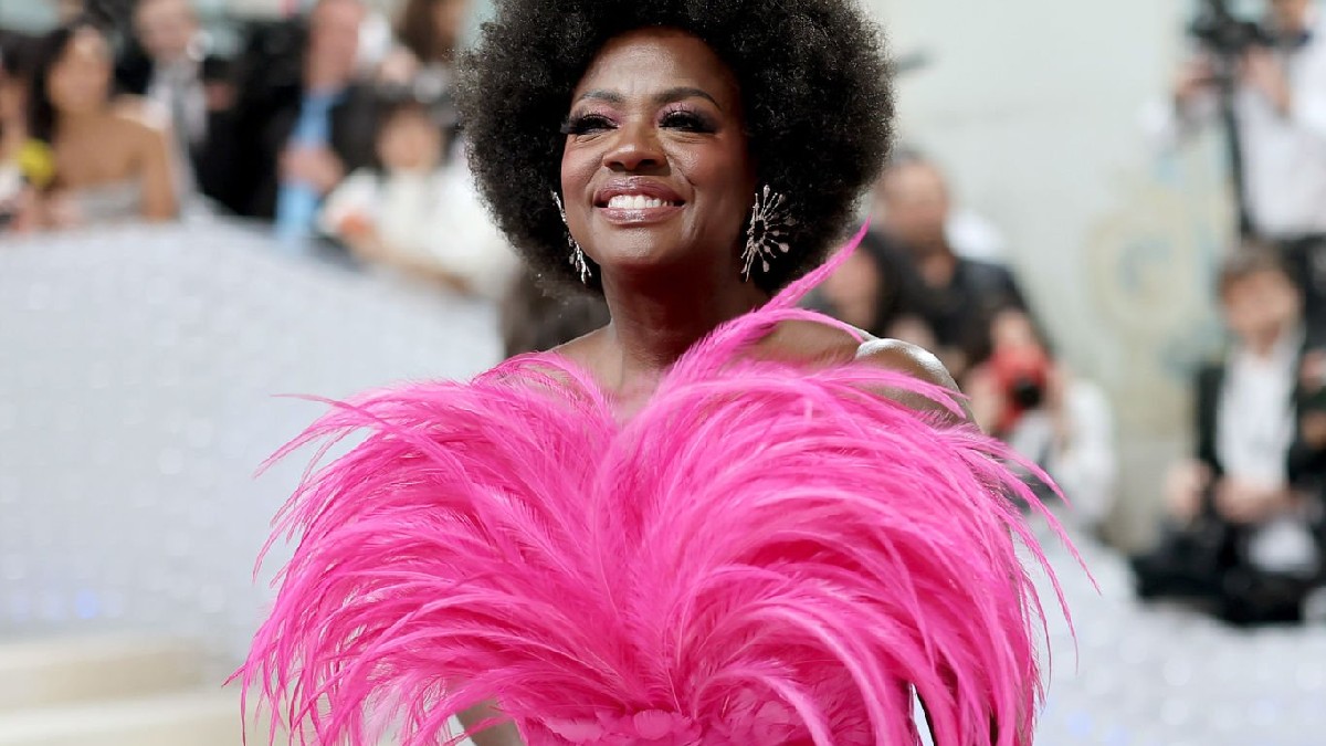 MET Gala 2023: Viola Davis aposta em look rosa com plumas