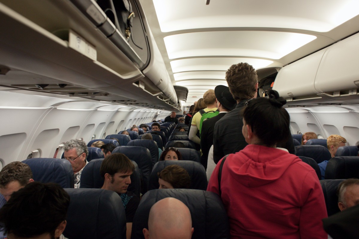 Controle da janela, levar lanchinho, perturbar o comissário: veja regras de etiqueta durante o voo | Turismo e Viagem