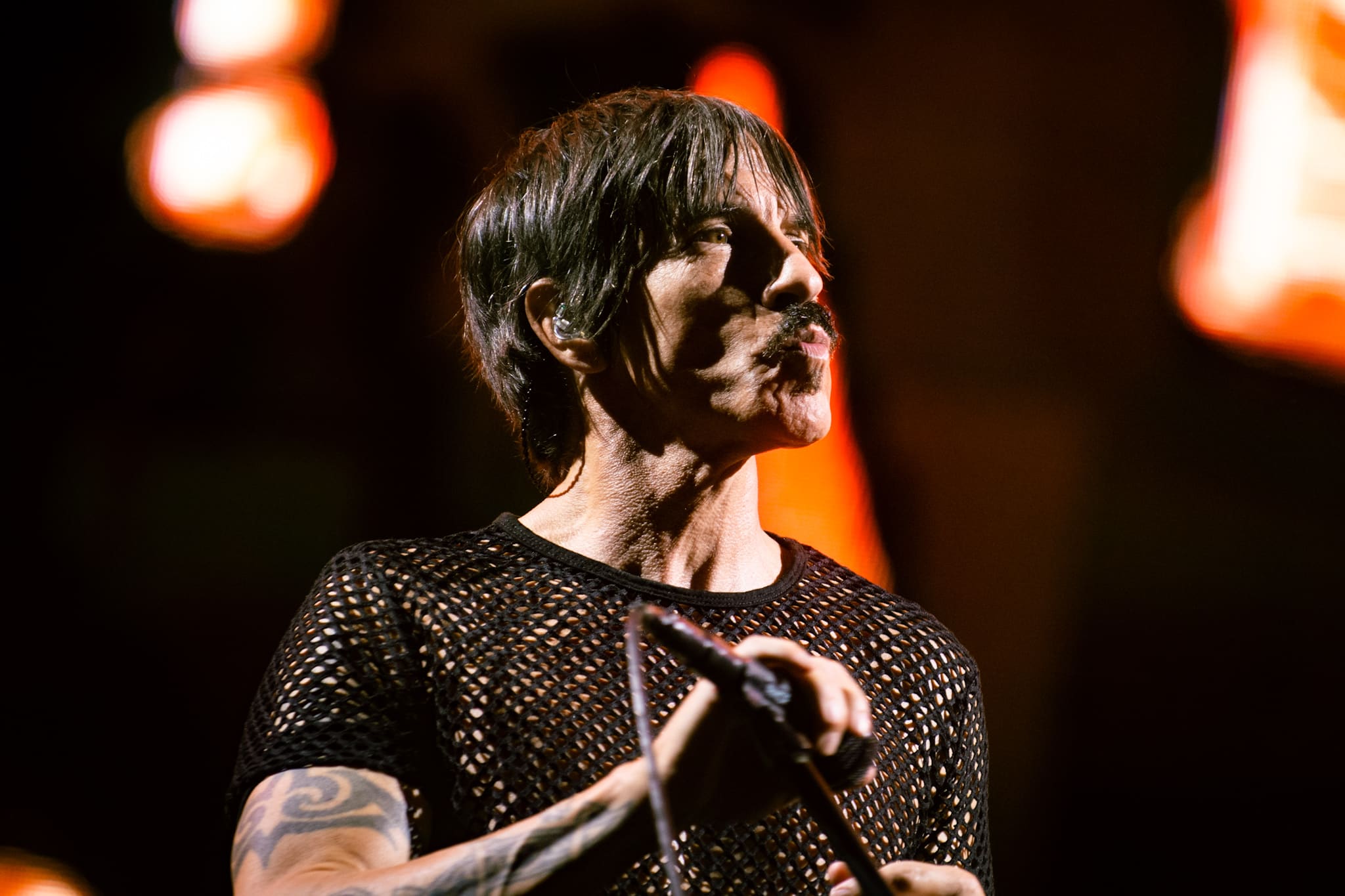 Red Hot Chili Peppers presenteia fãs fiéis em show de Brasília; veja como foi