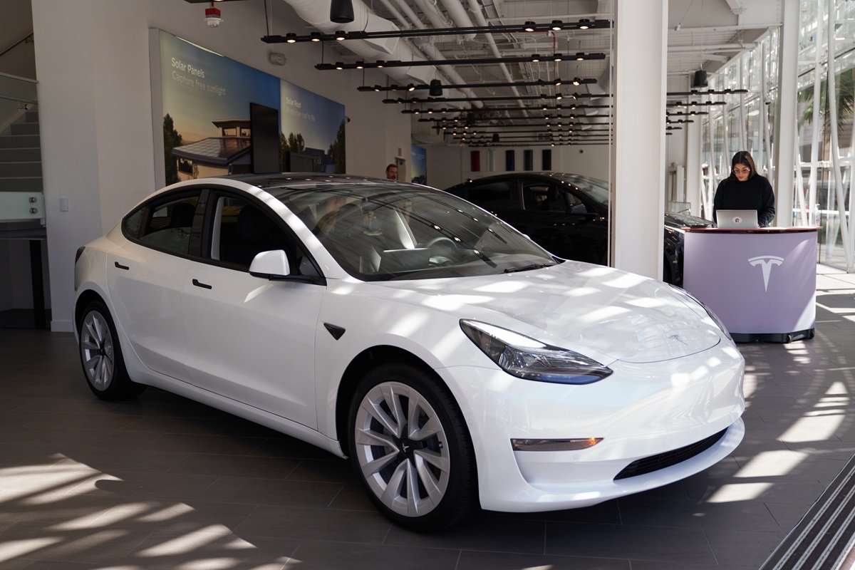 Tesla lança atualização de segurança para 2 milhões de carros com piloto automático