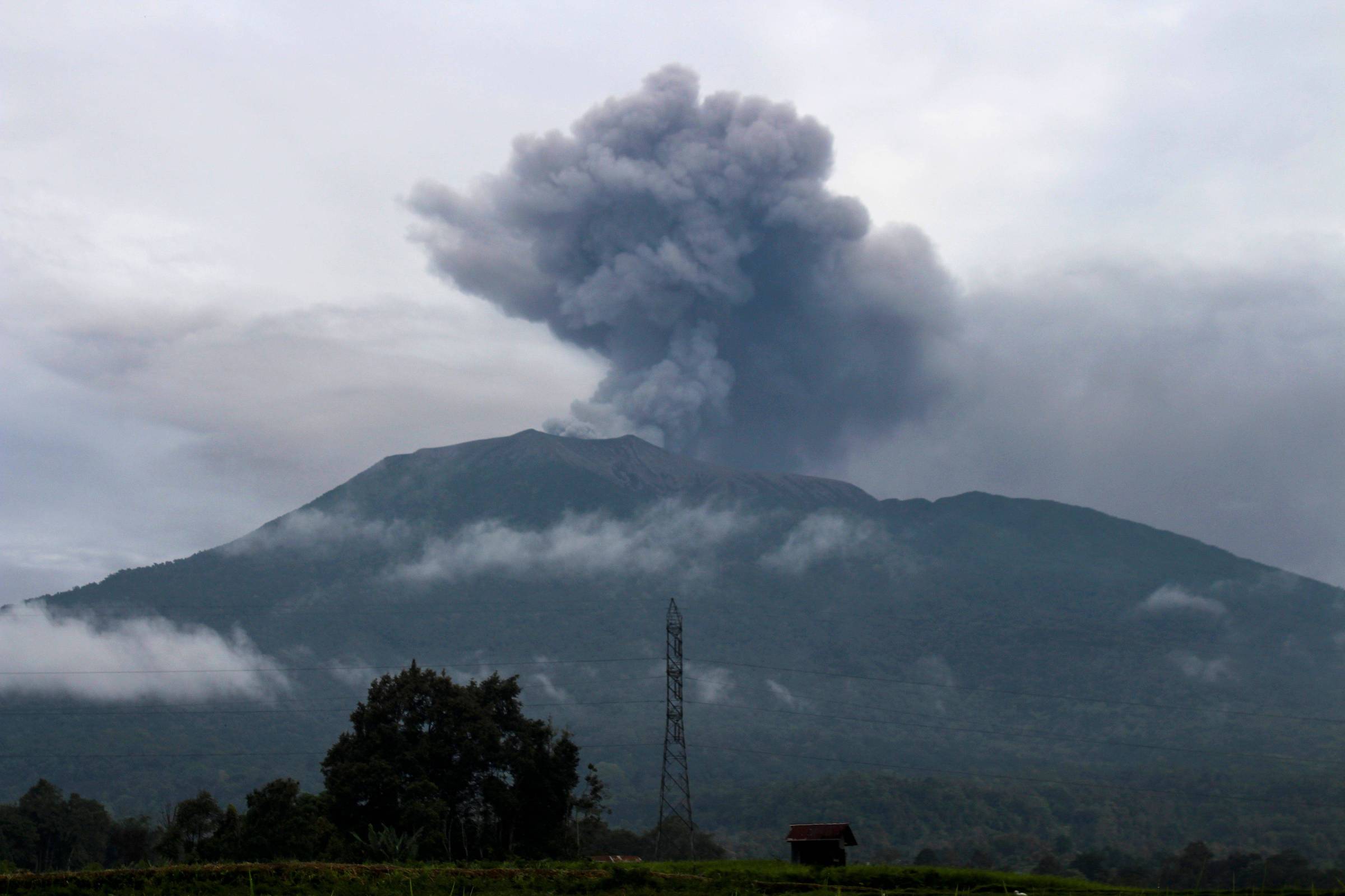 Indonésia: Erupção de vulcão deixa 11 alpinistas mortos – 04/12/2023 – Mundo