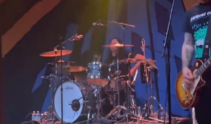 Jay Weinberg faz primeira aparição nos palcos após demissão do Slipknot