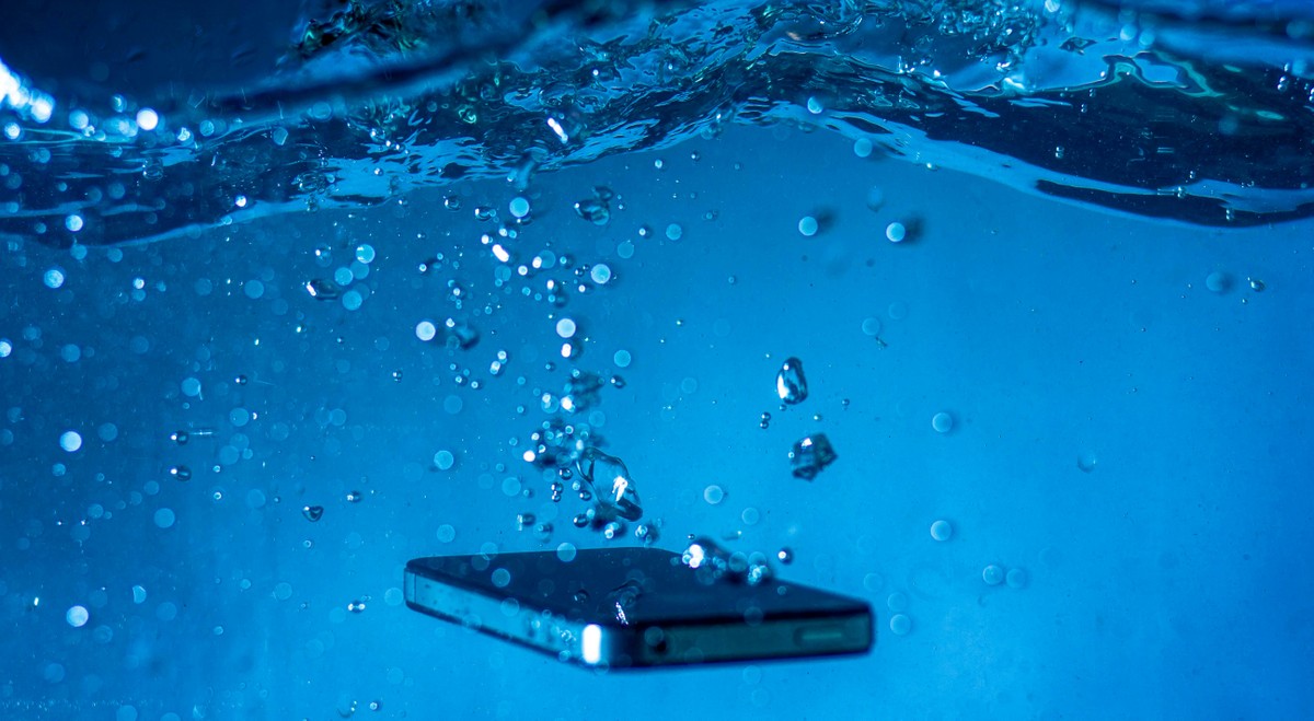 O que fazer se o celular cair na água?