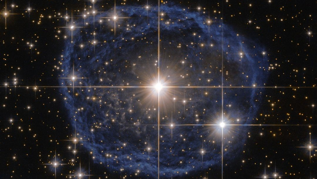 Telescópio Hubble registra “bolha“ azul ao redor de estrela