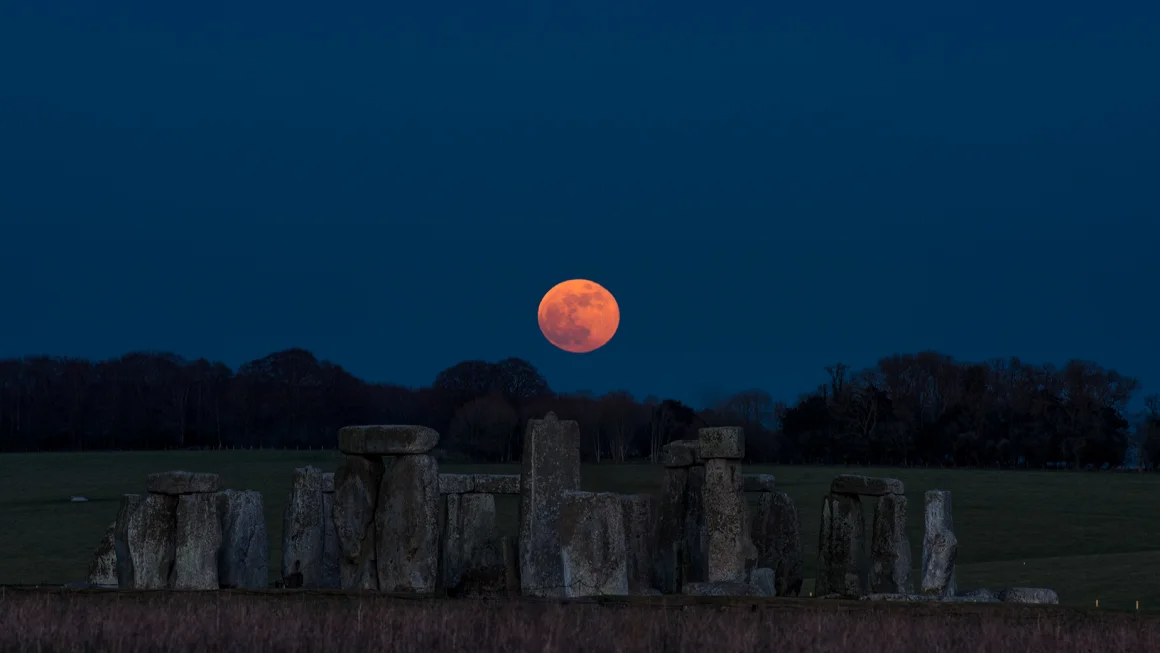 Construção de Stonehenge pode ter relação com evento lunar raro, diz estudo