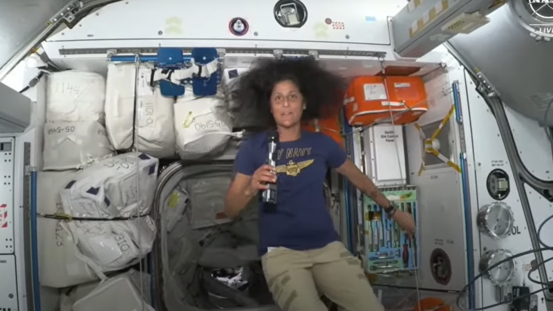 Direto do espaço: astronautas do Starliner, da Boeing, fazem tour por nave